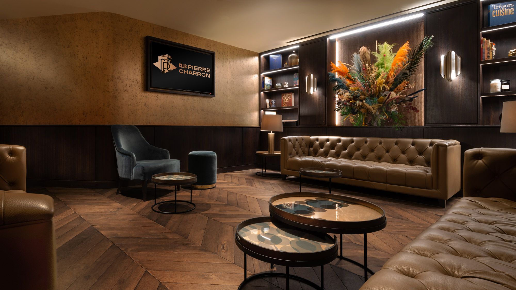 smoking room and library of Club Pierre Charron